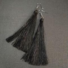 《300-B》ブラックタッセルピアス
